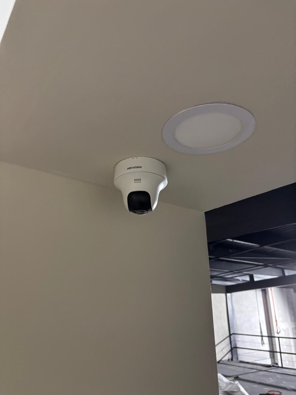 Cámara domo instalada en techo de oficina