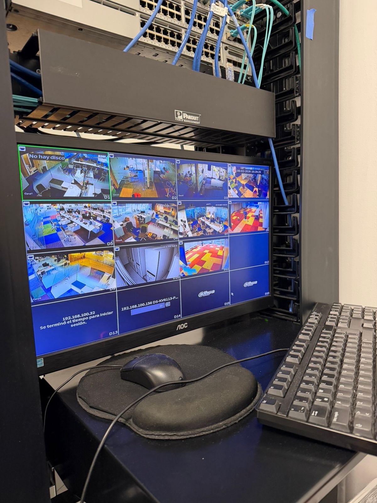 Centro de monitoreo CCTV con rack de red